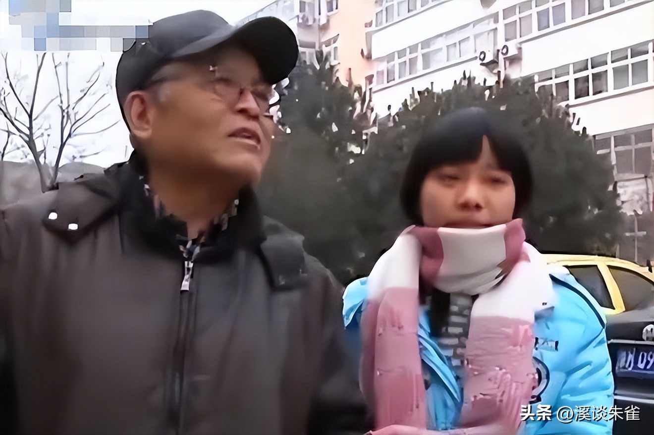 老人被撞肋骨断了十根,老人晨练被撞