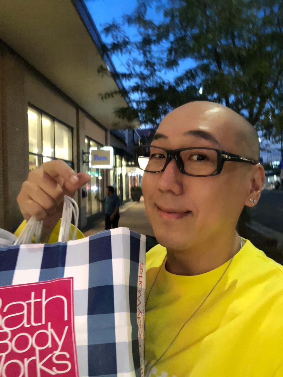 香港男星突然自杀身亡，将香港娱乐圈世态炎凉的真相，扒了底朝天