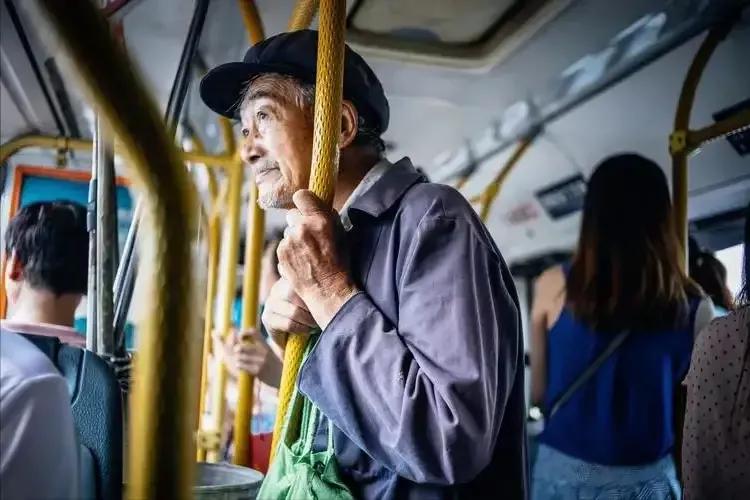 农村六十岁以上的老人有哪些优惠,农村70岁以上老人一月多少钱