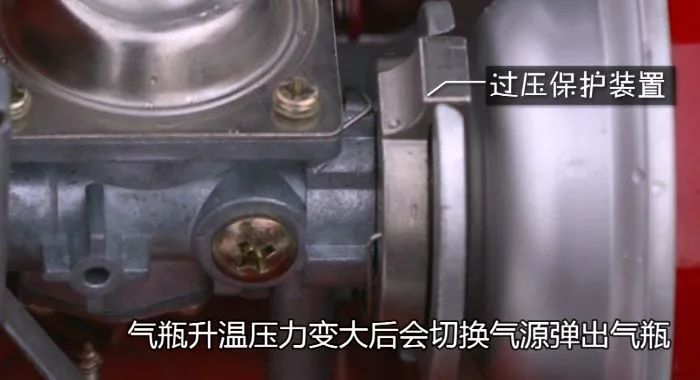 家中聚餐厨房突然爆炸,在吃饭时爆炸的尴尬瞬间