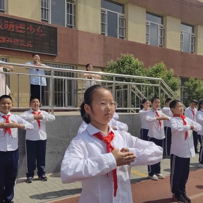 升旗仪式做文明有礼的儒雅少年,小学生文明有礼主题升旗仪式