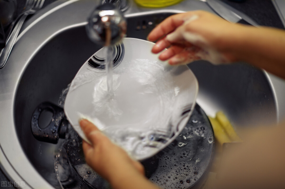 剥开的橘子皮别丢了，放在家里还有这4个妙用，用过的人都说好