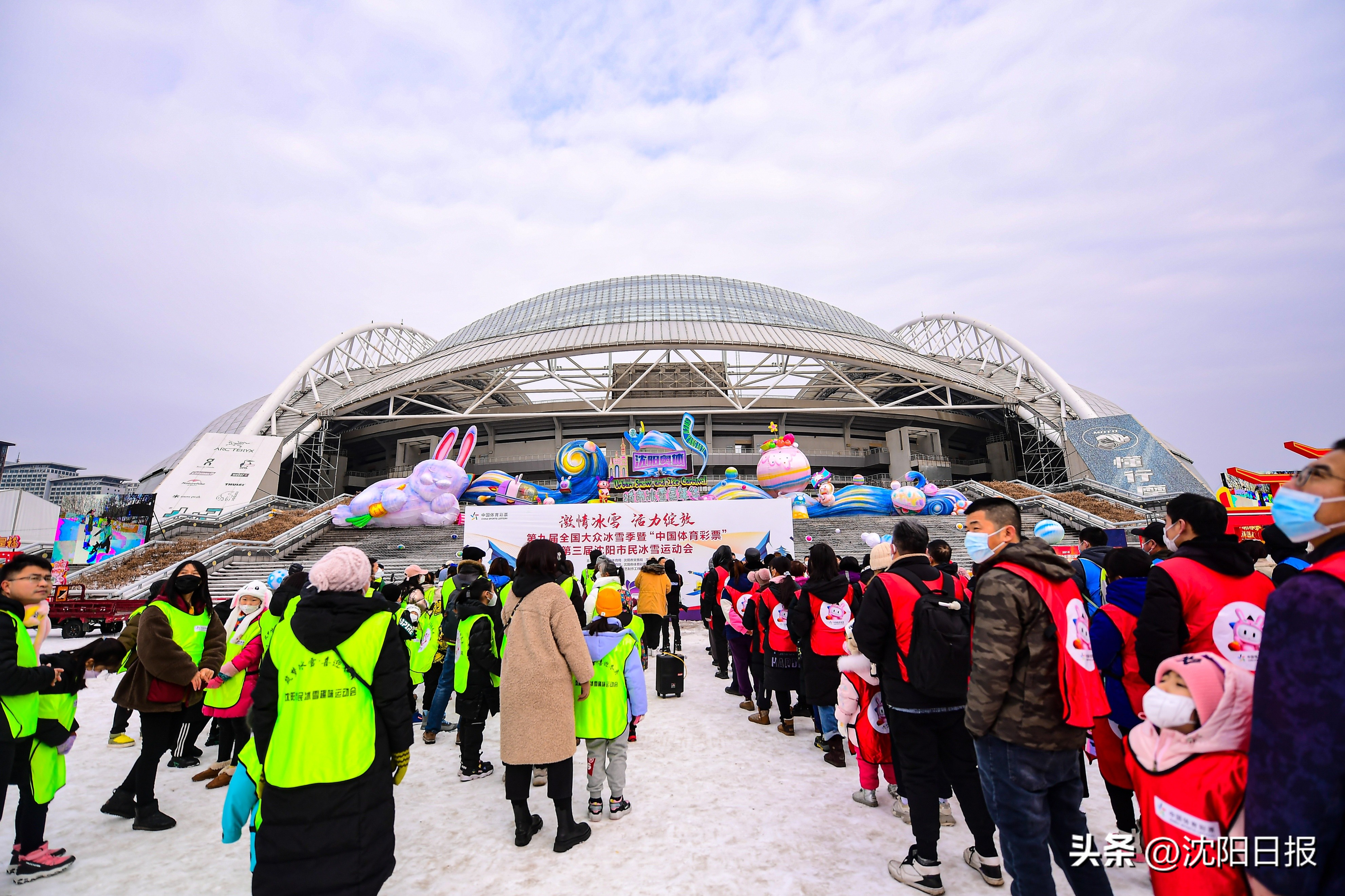 孩子们雪地撒欢,孩子们雪地里尽情撒欢
