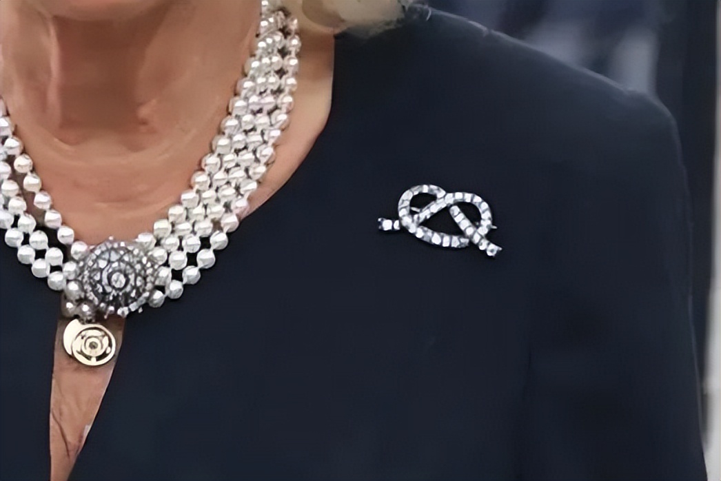英国王后卡米拉年轻时身材好吗,卡米拉黛妃的珠宝