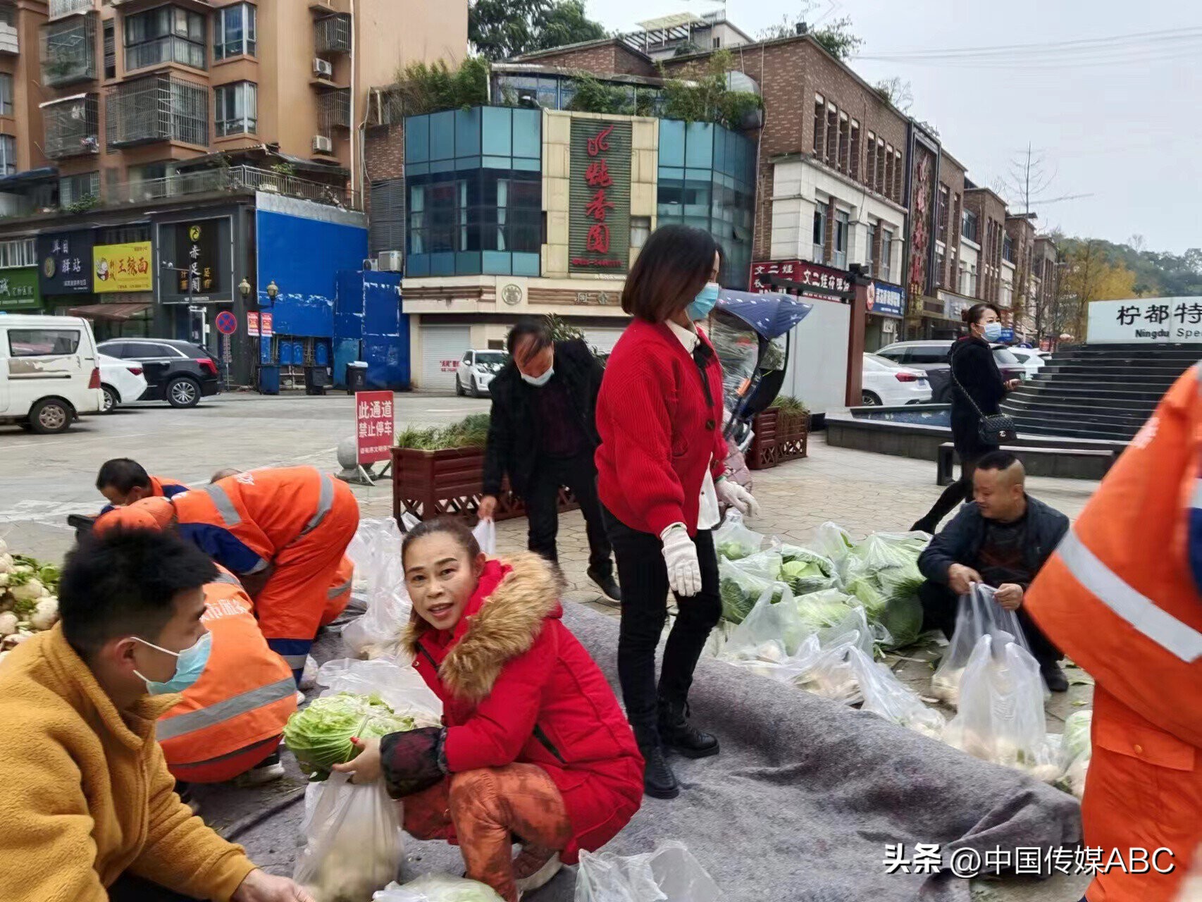 爱心蔬菜送环卫工,感恩蔬菜温暖环卫工人心