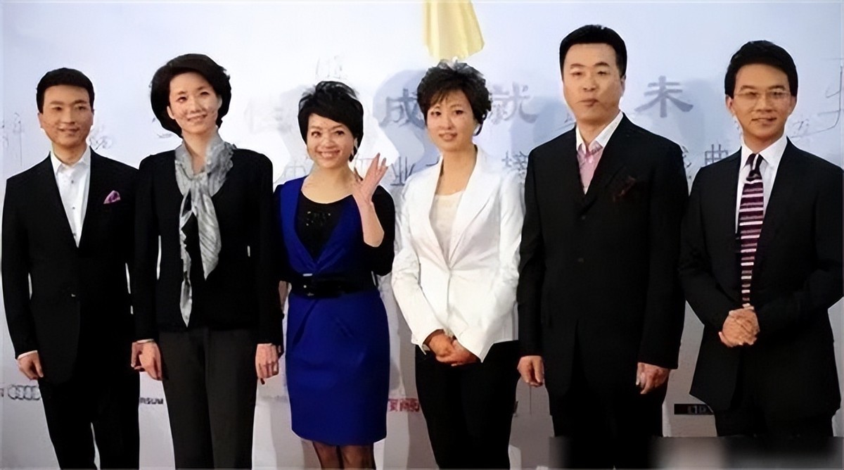 央视90后新闻联播主持人,中央台新闻联播女主持人飙泪