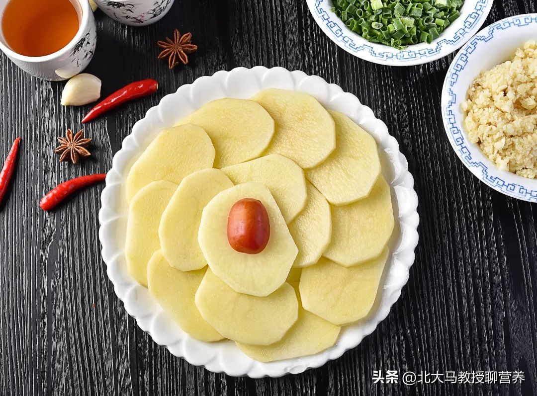 发芽土豆把芽去掉还能吃吗,发芽的土豆怎样去掉土豆里的素