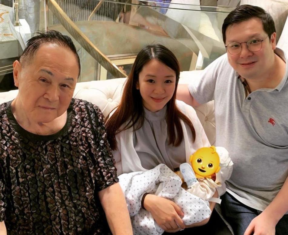 86岁赵世曾携女伴现身街头,赵世曾为女朋友庆生