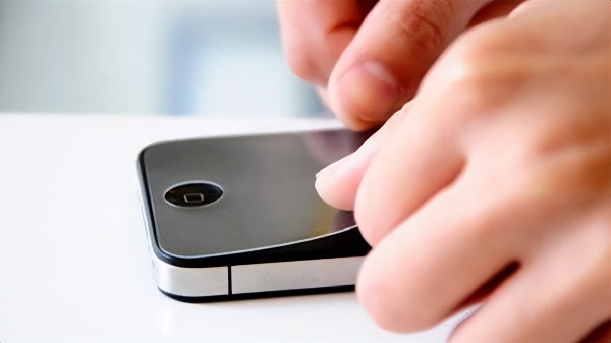 手机贴水凝膜好还是贴钢化膜好,手机出厂贴的膜要不要换钢化膜