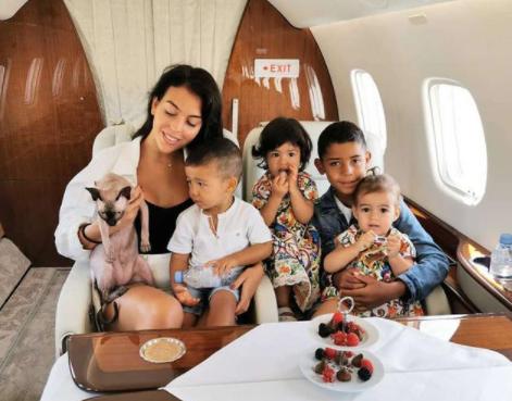 c罗未婚妻乔治娜圣诞树,梅西与安东内拉和c罗乔治娜