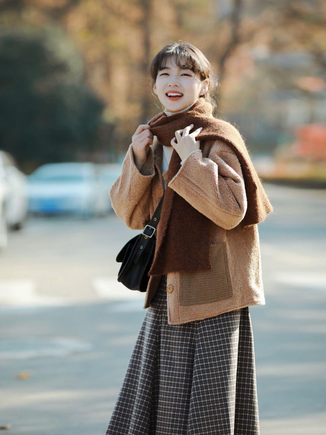 毛毛外套还流行吗,很流行的羊羔毛外套搭配