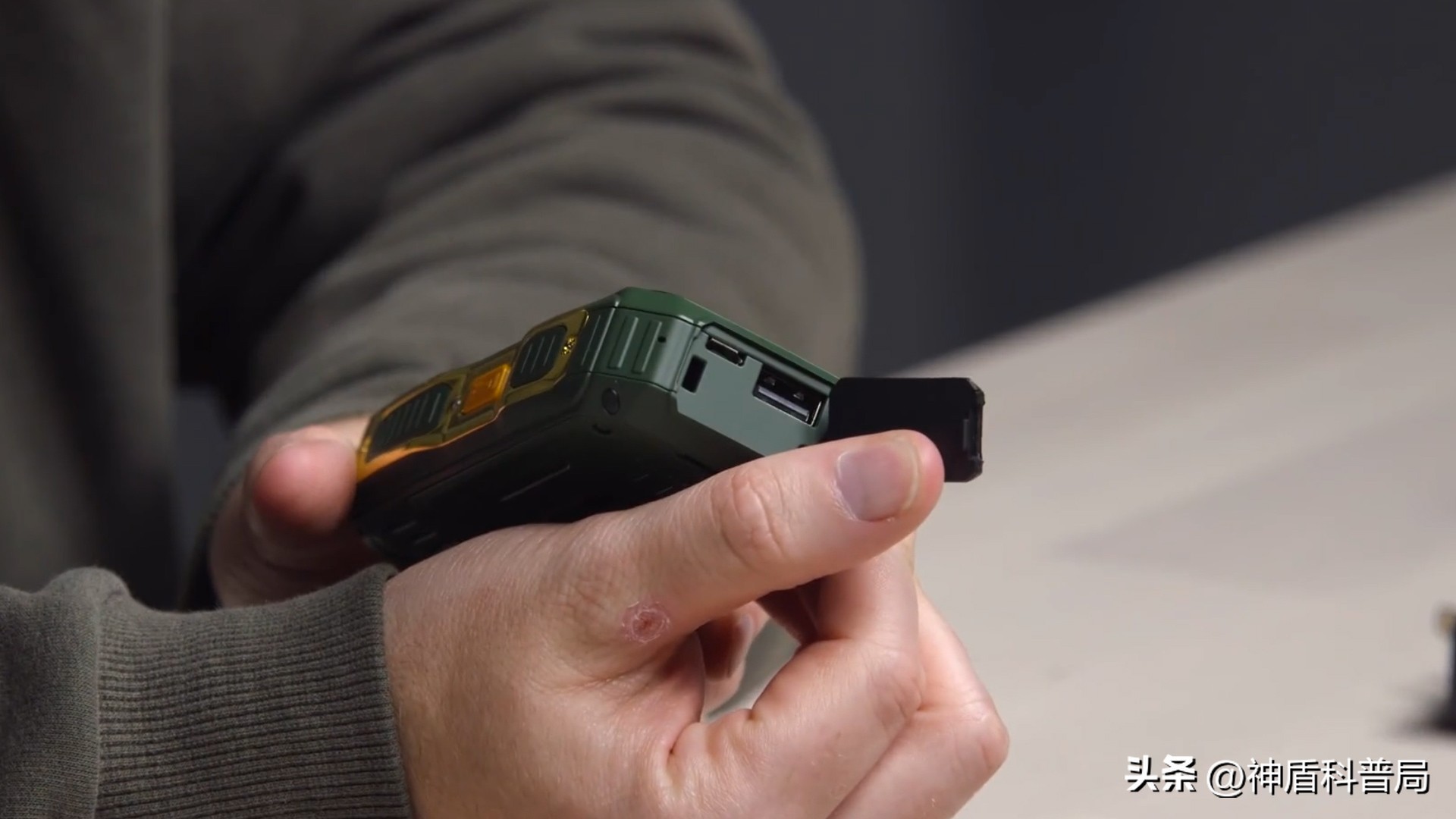 美国大叔网购老年机,美国大叔买安卓手机