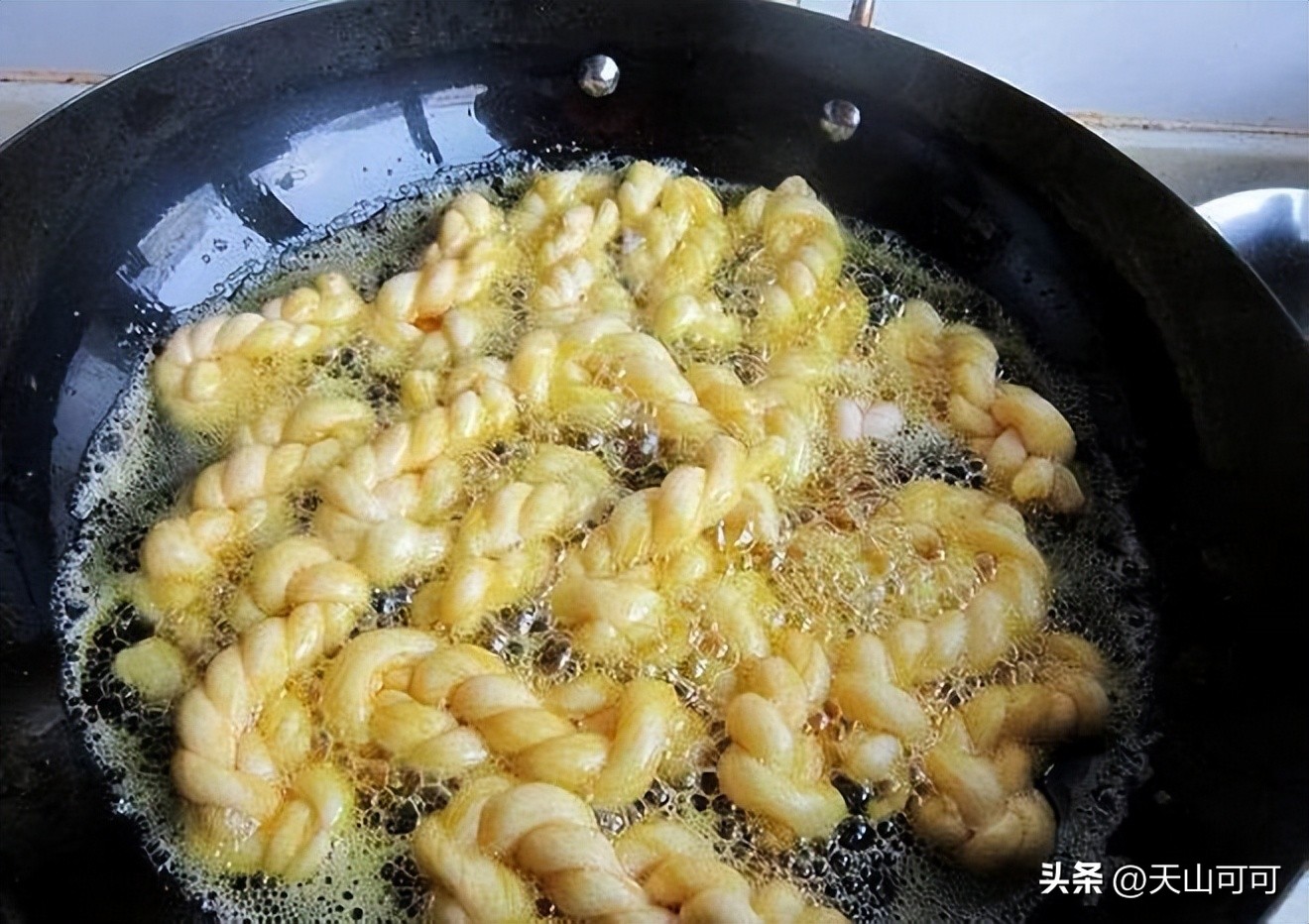 炸麻花怎么和面才酥脆好吃,炸麻花和面方法外酥里嫩教程