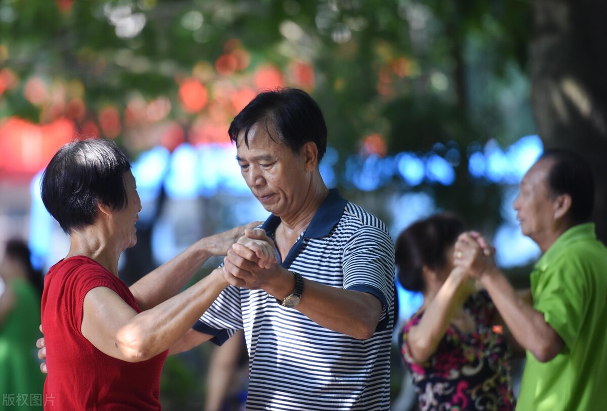 女人跳舞找异性舞伴正常吗,常去跳交谊舞的女人容易出轨吗