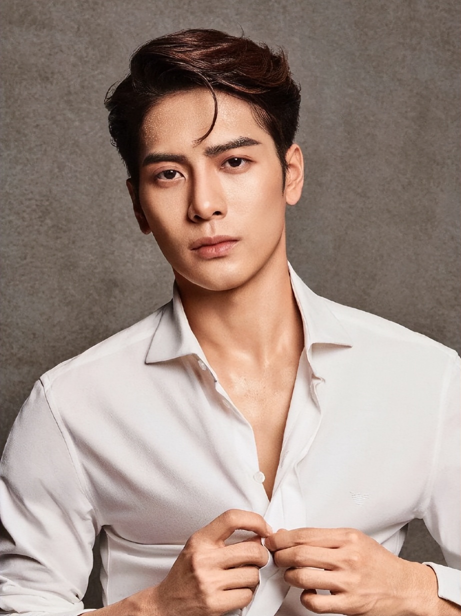 王嘉尔和高个子粉丝合影,王嘉尔为什么和那么多粉丝合影