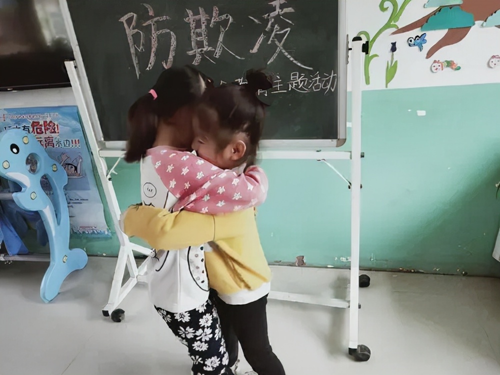 孩子在学校受欺负家长一招解决,孩子被欺负妈妈教科书式处理