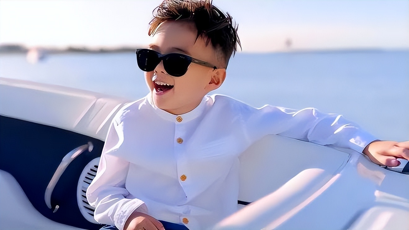 昆凌晒周杰伦照为其庆生,昆凌晒周杰伦视角荡秋千照