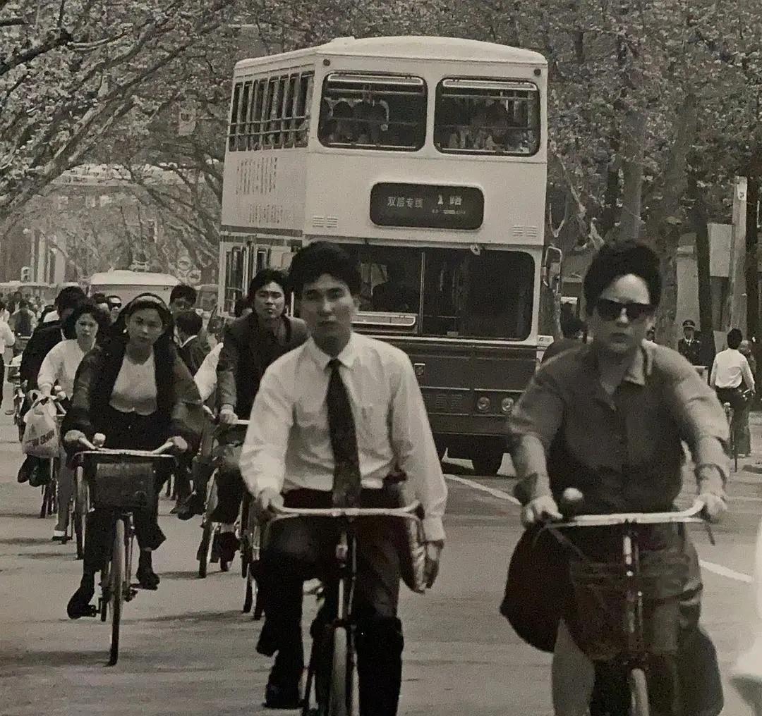 羞耻与痛苦：30张老照片记录纳粹强迫妇女脱衣的残忍场景！