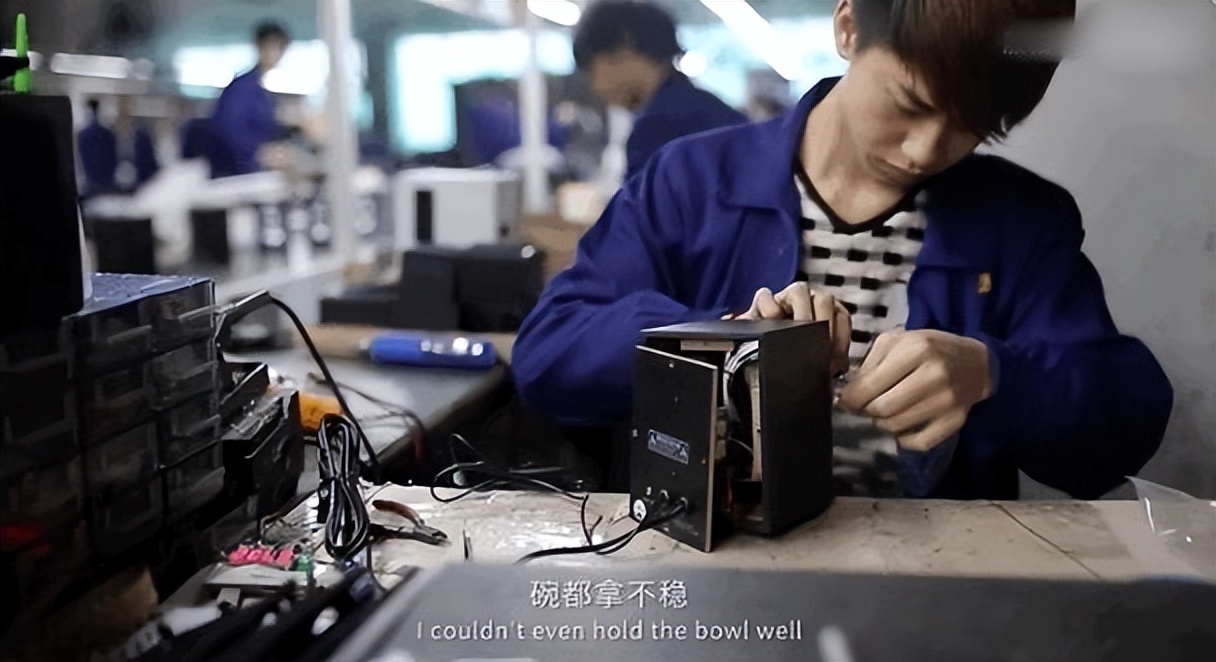 20岁小伙在工厂流水线,小伙工厂上班一天站11个钟