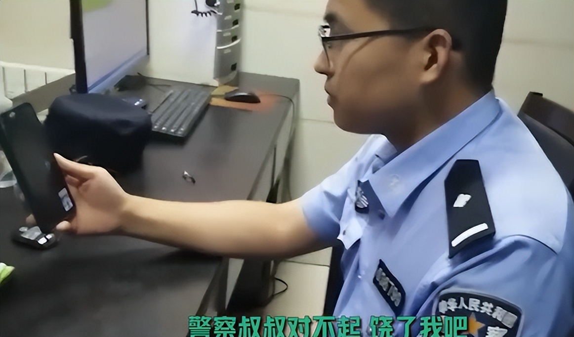 法律是一个保护伞,守法就是拉开这把伞,让我们免受风雨的侵袭