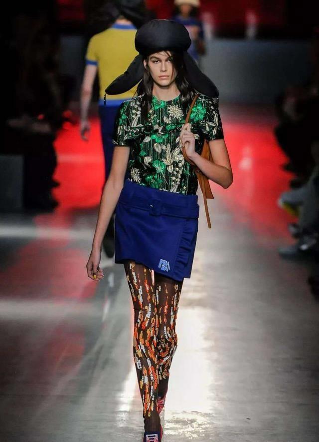 水桶包跟法棍包哪个更显气质,法棍包穿搭也太好看了吧