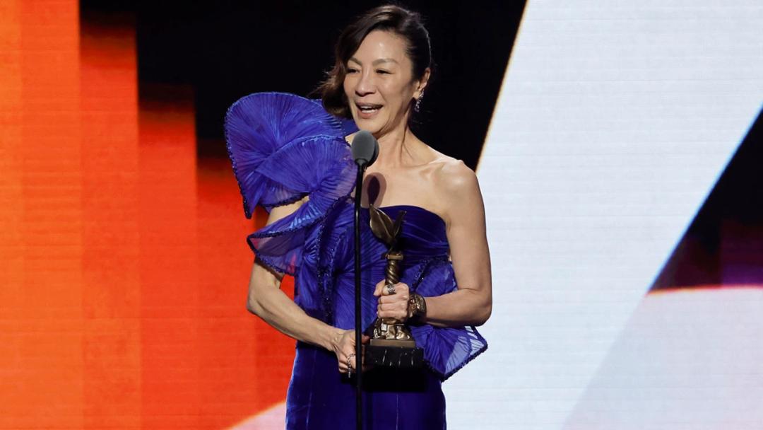 杨紫琼巴黎赏秀与未婚夫出席活动,杨紫琼霸气金球奖