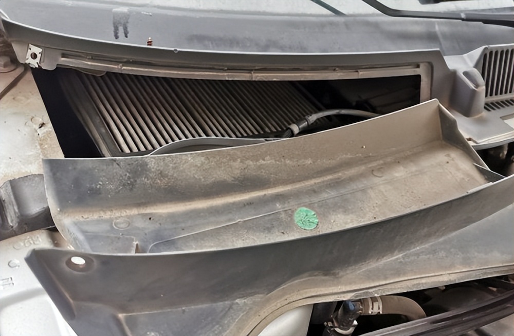 车里有股臭味是不是该换空调滤芯,车内有异味你的空调滤芯换了吗