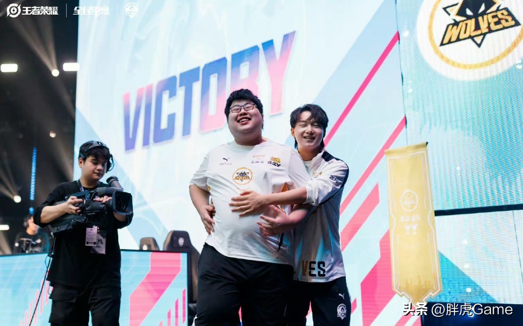 小胖操作不输花海,小胖巅峰赛无敌露娜