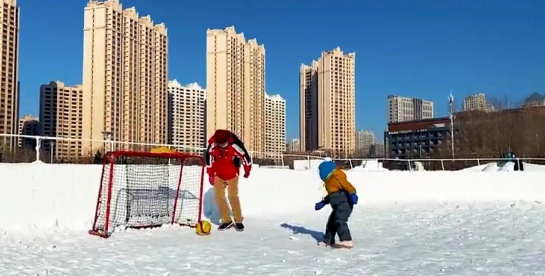 群力冬天公园适合孩子玩,哈尔滨群力公园滑雪
