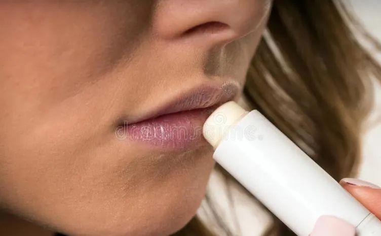 嘴唇反复脱皮小知识,嘴唇干起皮冷知识