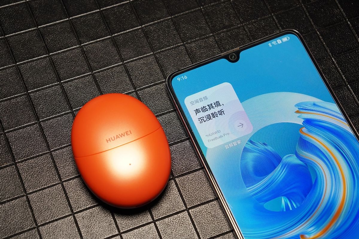 华为耳机freebuds5蓝色试戴效果,华为水滴耳机freebuds5值得买吗