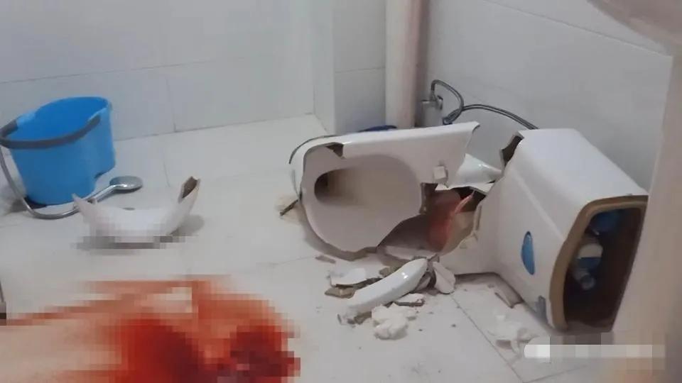 女子嫌公厕脏穿高跟鞋跌伤,女性嫌马桶脏半蹲上厕所有危害吗