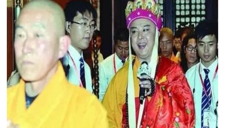 过气演员的窘况:县城忙走穴、直播用怪招,晚节不保,何必呢?