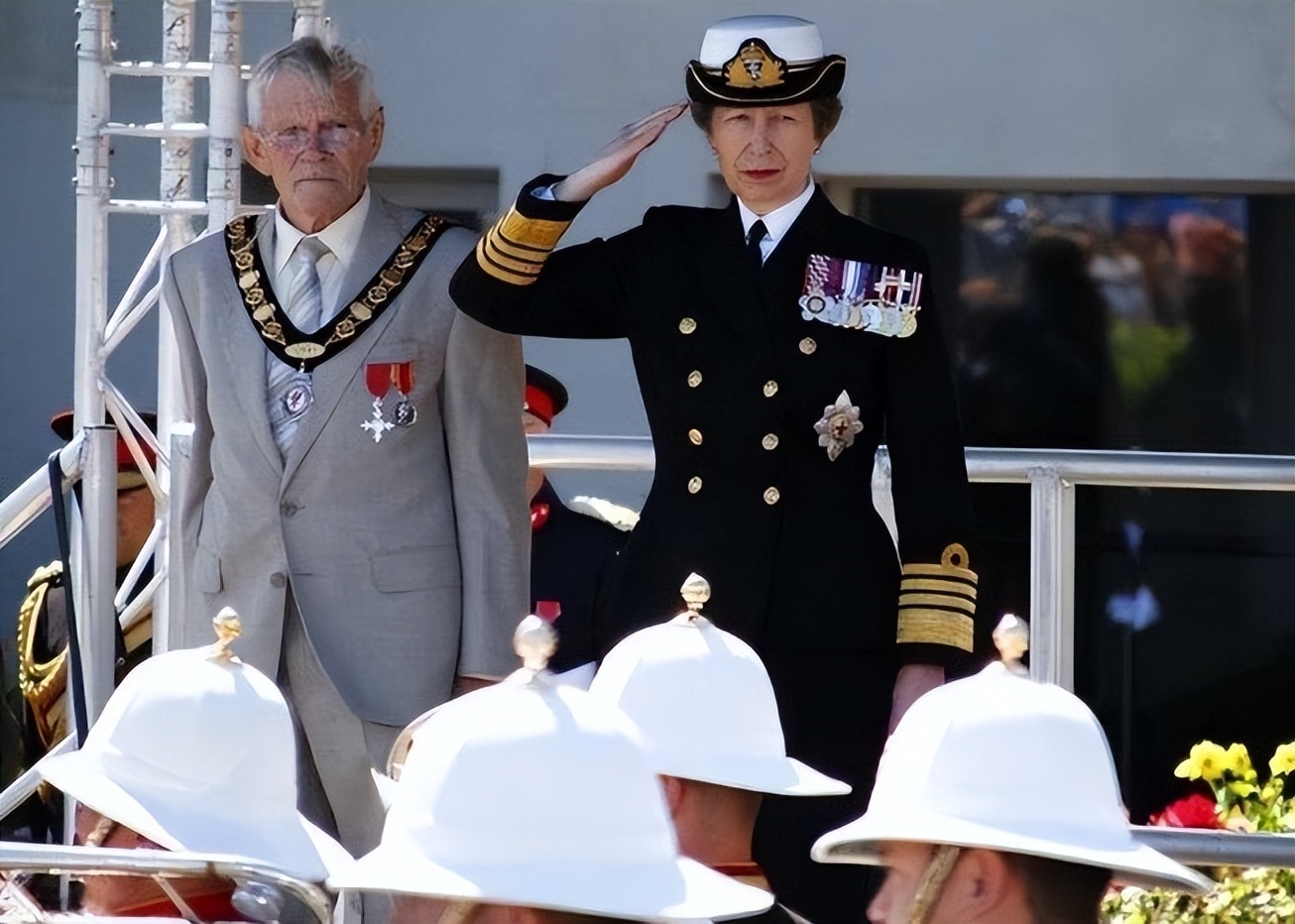 安妮公主的屈膝礼,安妮公主向戴安娜行屈膝礼