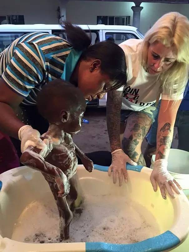 2016年，那个被白人美女喂水喝的2岁非洲小男孩，后来怎么样了？