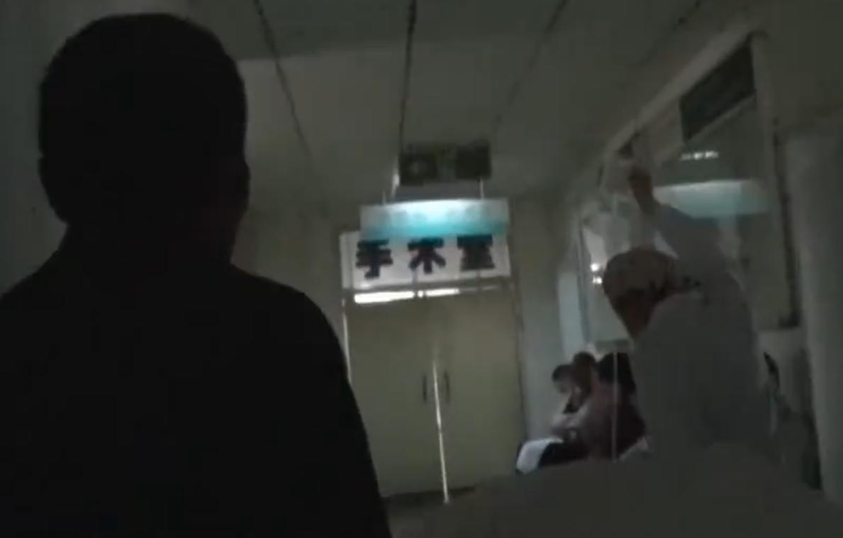 河南男子掉锅烫伤爸妈植皮救儿子,河南男子掉入油锅后续