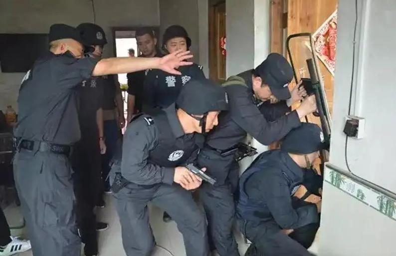 香港乱不乱我说了算？香港狂人季炳雄，遭全球通缉为何只判17年