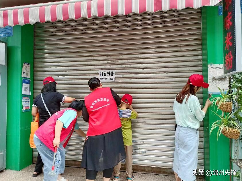 重拳整治牛皮癣我们一直在行动,干群齐心协力整治人居环境