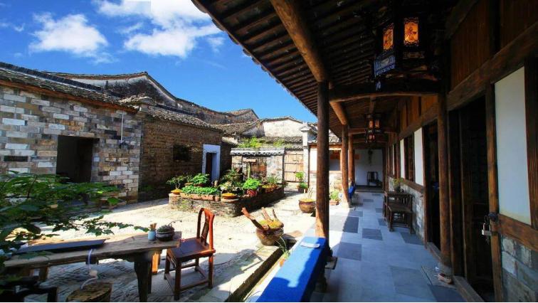 男性大量阴虱和虫卵,男子腹部痒