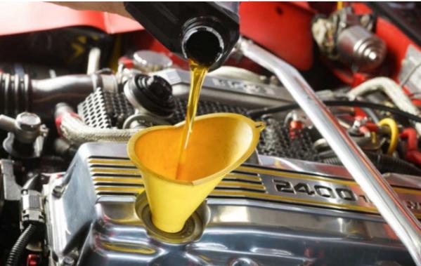 从机油颜色辨别是否该换机油,不同机油的型号有什么作用