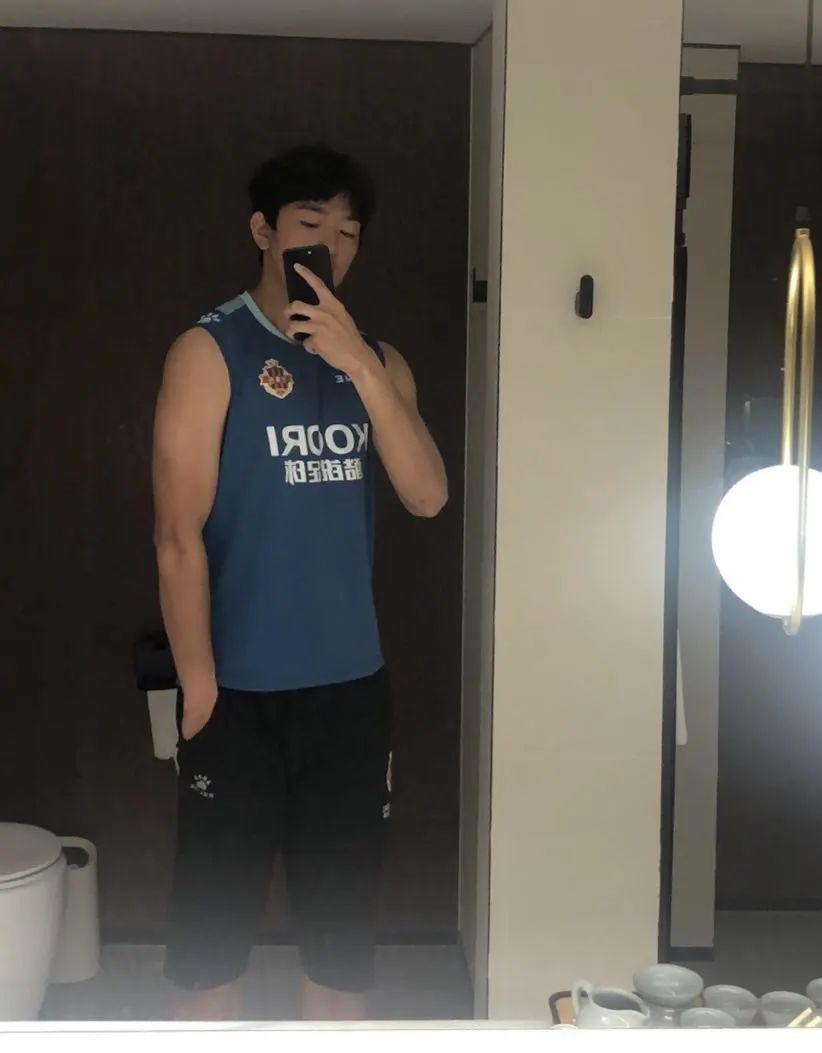 足球少年一路前行,足球少年逆风而行