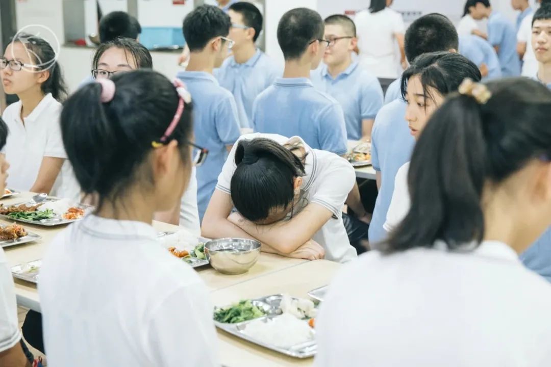 这个校园“*拍偷**狂魔”,拍下了95后的绝版青春