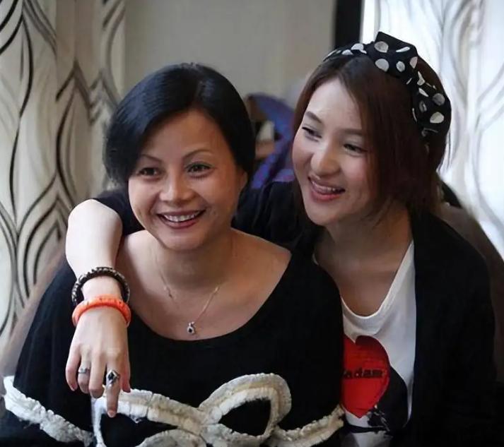 郭美美当年所犯何罪,郭美美事件中坐轮椅的人是谁