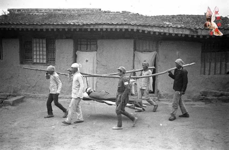 八路股长胸部炸伤，喉咙噗呲噗呲冒着血泡，再一看右腿也炸伤了