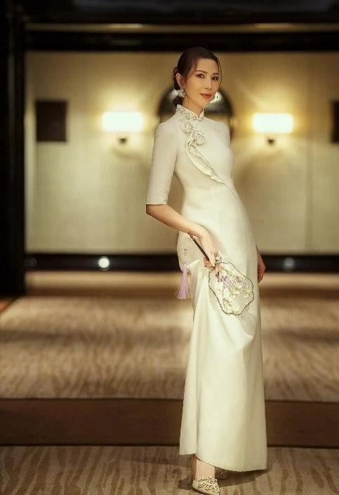 被蔡少芬惊艳的视频,46岁蔡少芬蓝色裙