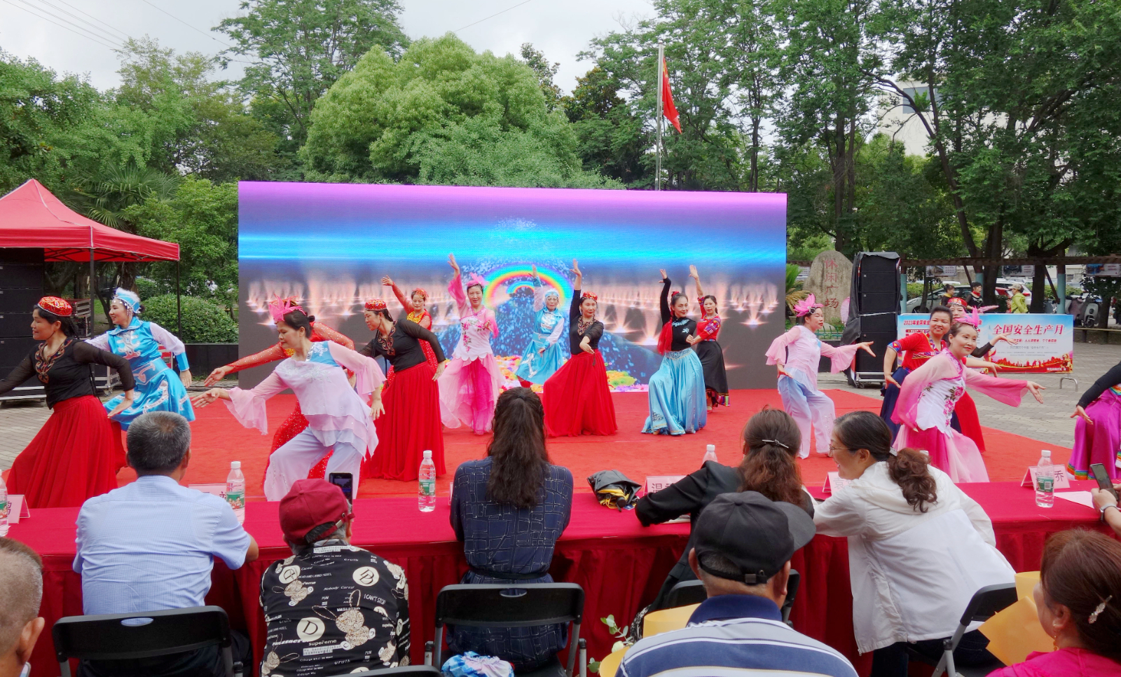 赴梅林花园社区开展主题党日活动,杨柳湖社区举办主题党日活动