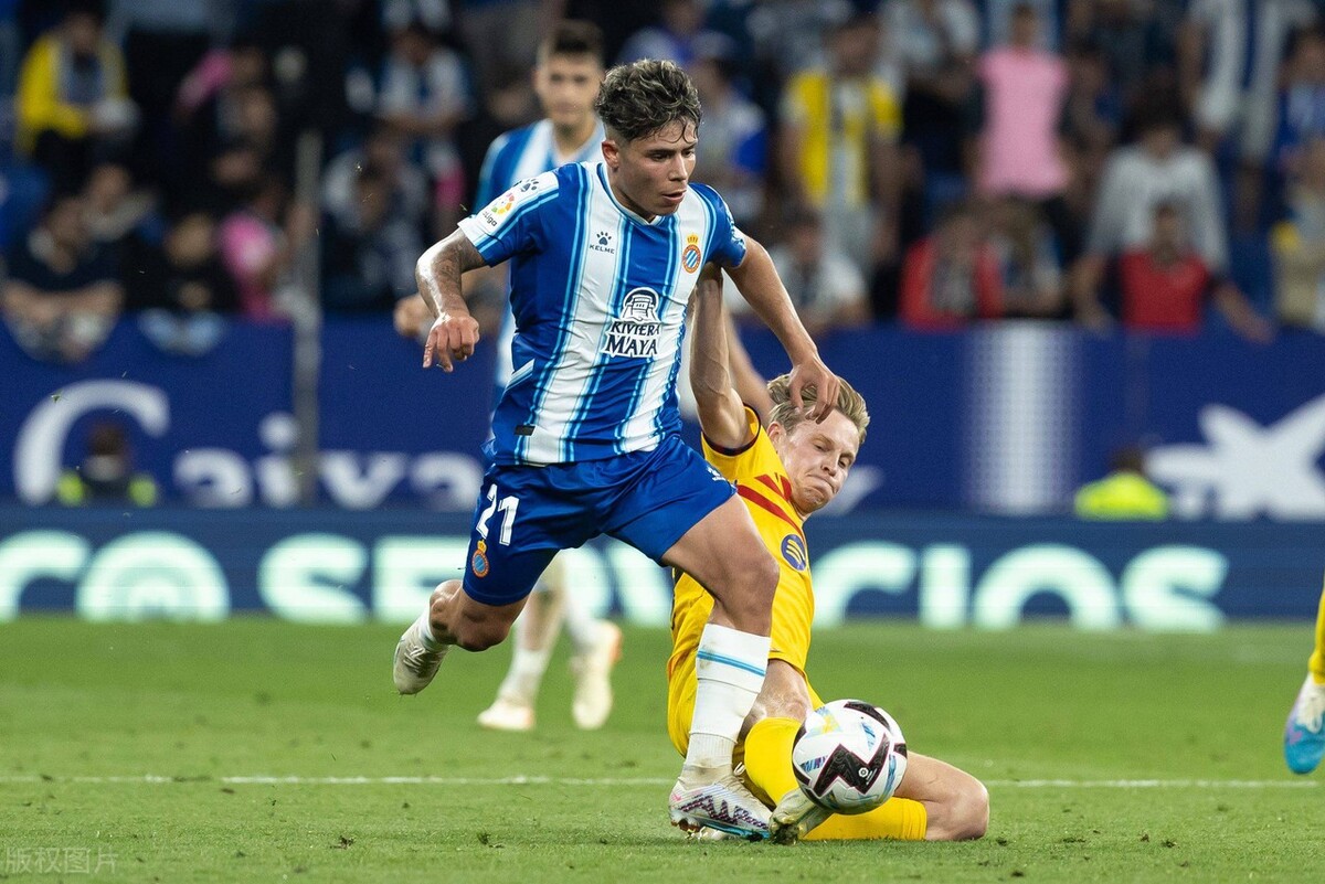 巴萨夺冠被球迷追打第一视角,巴萨夺冠西班牙球迷冲入场内