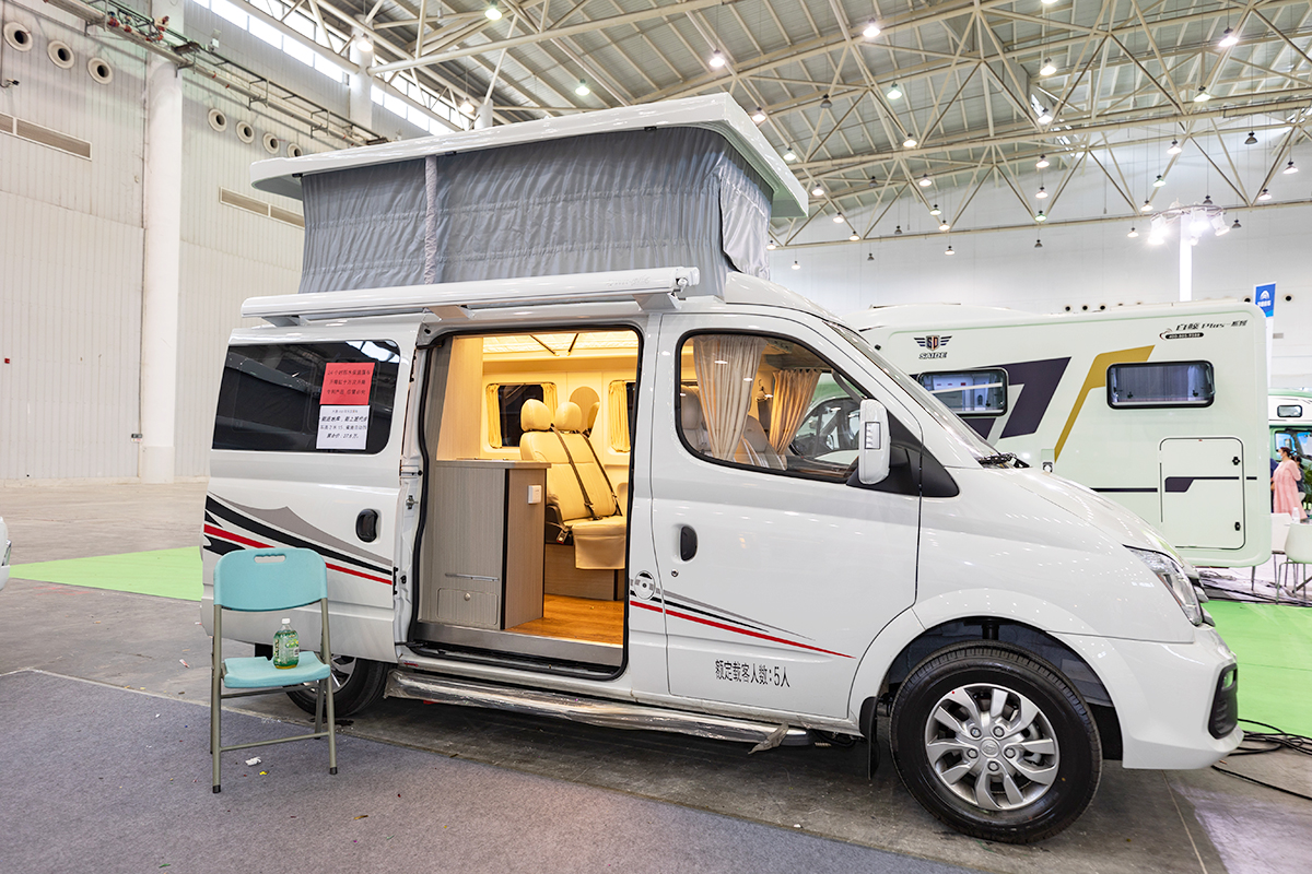 升顶b型房车可睡六人,升顶4座旅居车