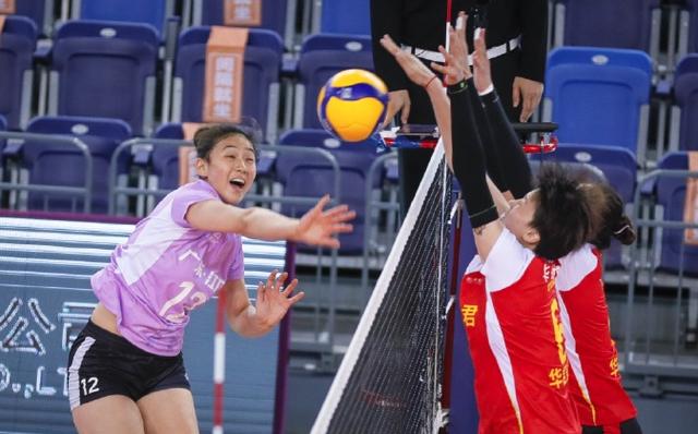 广东女排主帅骂哭队员！不是拦不到是身高吃亏，奇葩布阵引吐槽