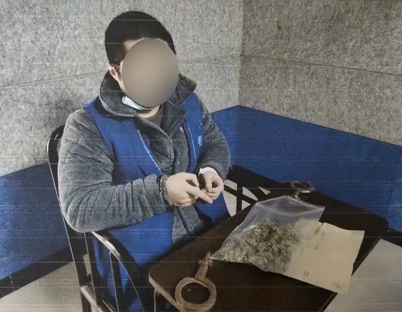 因好奇沾染*品毒**,万载一大学生在家种植*麻大**,还偷偷贩卖!结果被警察当场抓获